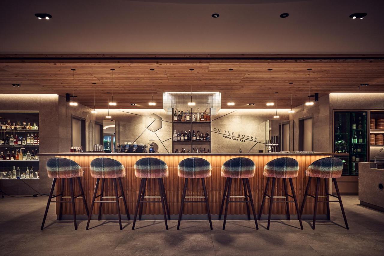 Falkensteiner Hotel Kronplatz - The Leading Hotels Of The World (Adults Only) Reischach Eksteriør bilde The bar at the 1011 Hotel