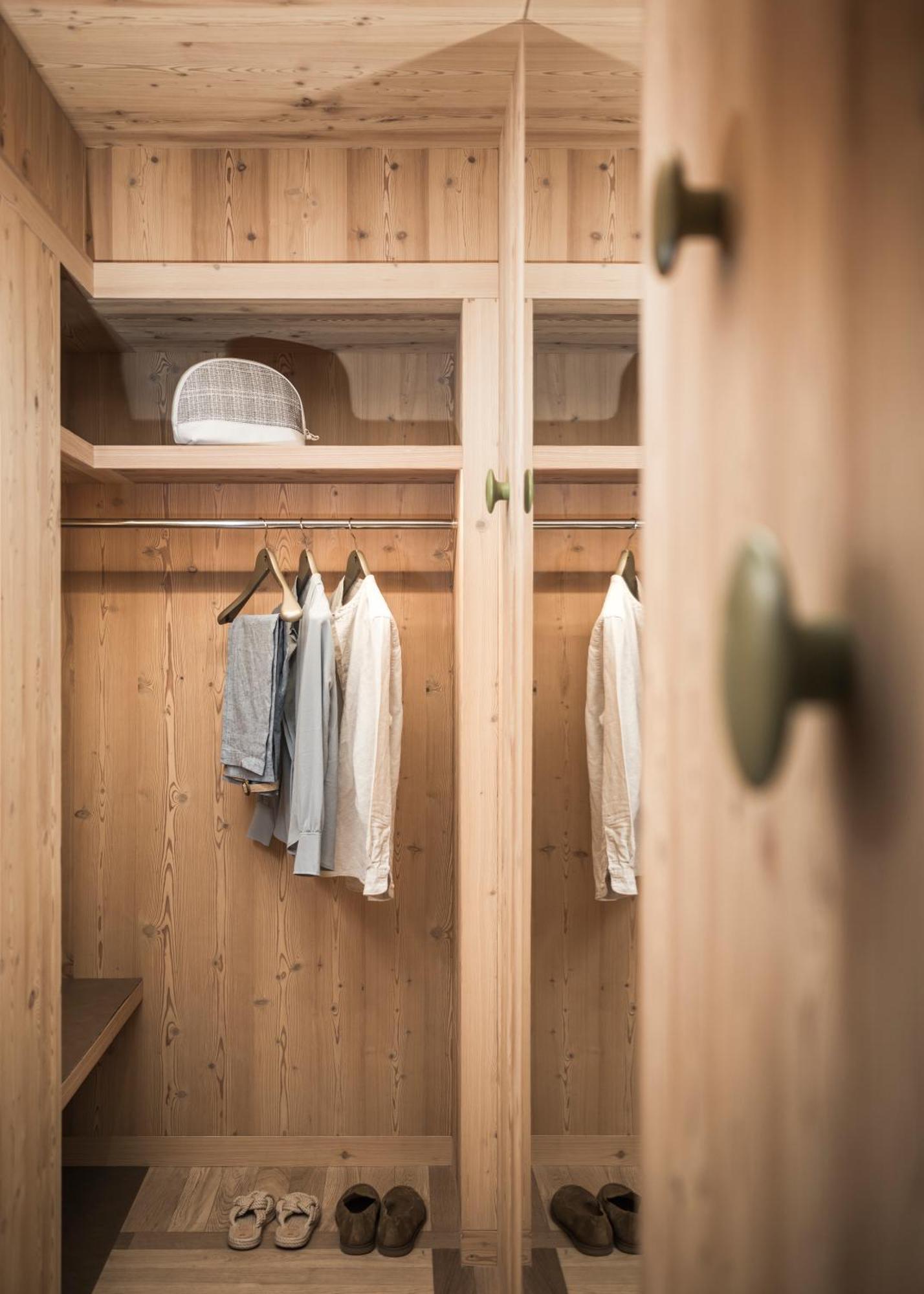 Falkensteiner Hotel Kronplatz - The Leading Hotels Of The World (Adults Only) Reischach Rom bilde A wardrobe