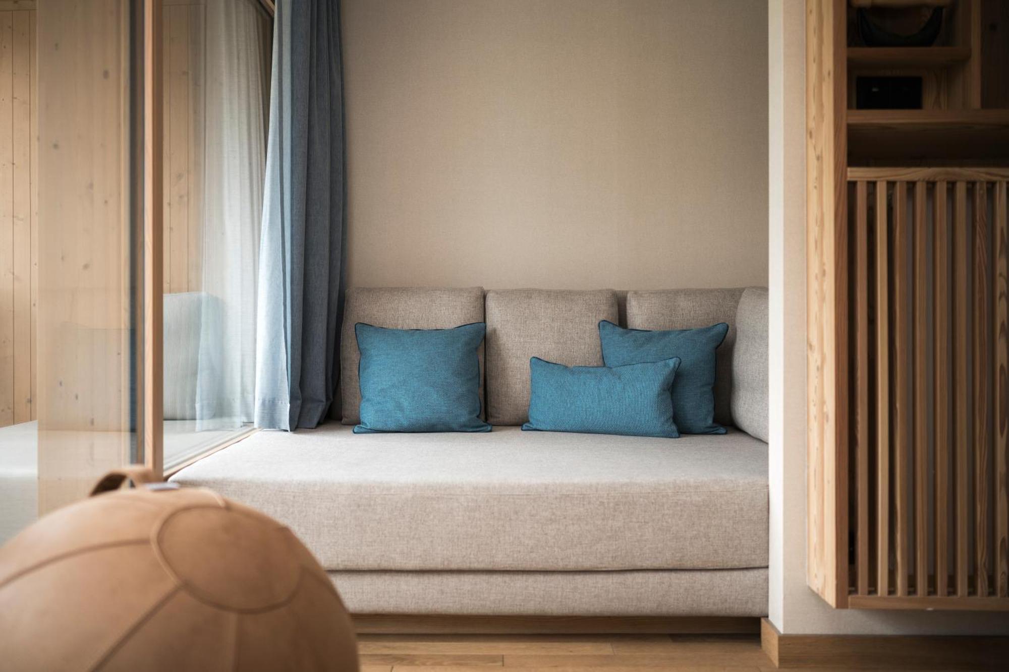 Falkensteiner Hotel Kronplatz - The Leading Hotels Of The World (Adults Only) Reischach Rom bilde A sofa bed