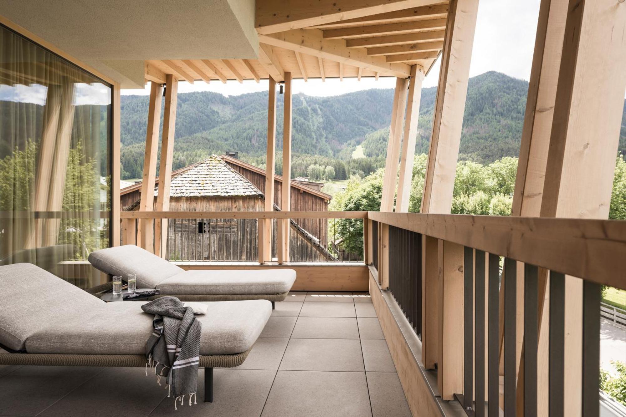 Falkensteiner Hotel Kronplatz - The Leading Hotels Of The World (Adults Only) Reischach Eksteriør bilde The balcony of a suite