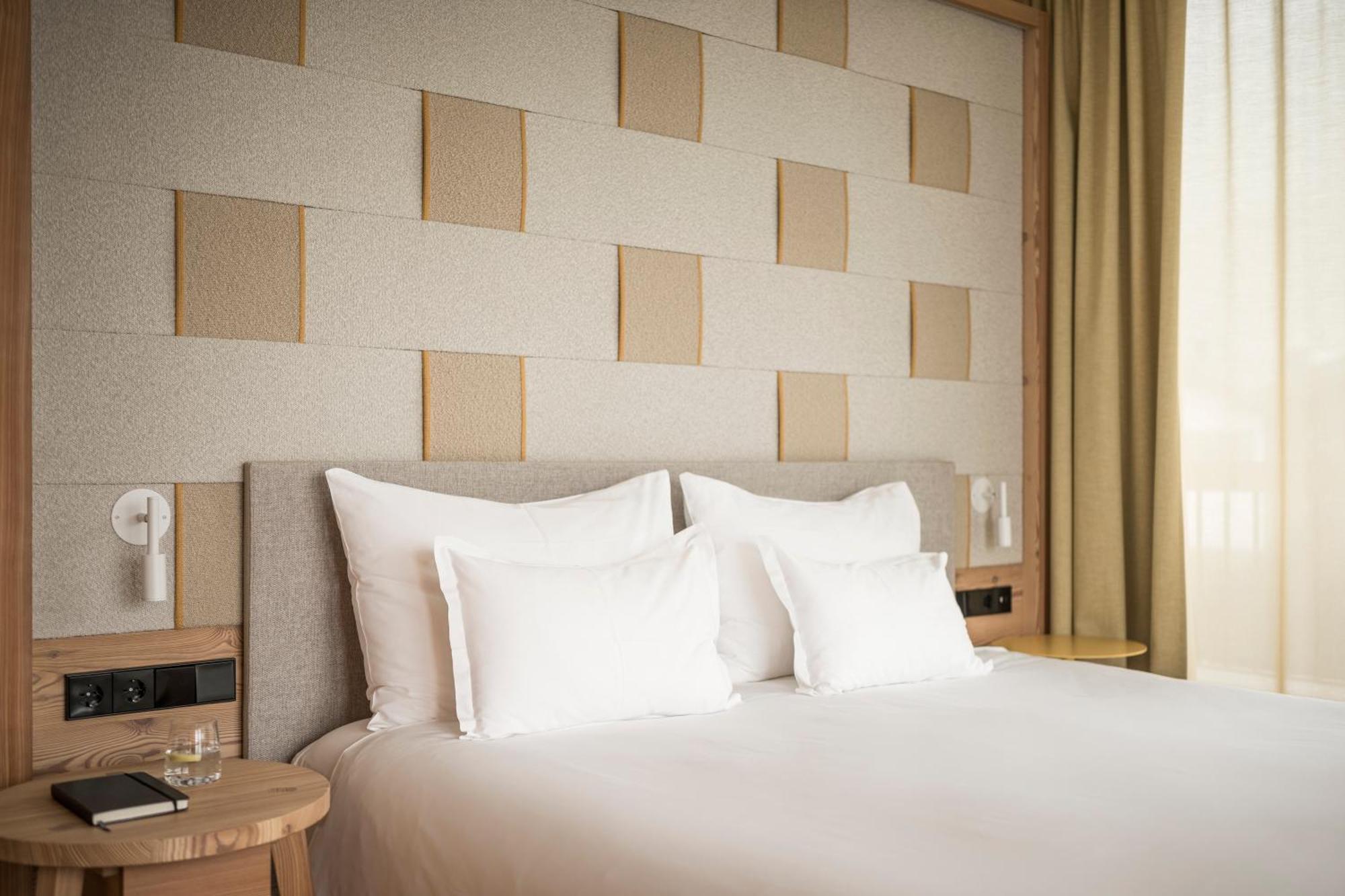 Falkensteiner Hotel Kronplatz - The Leading Hotels Of The World (Adults Only) Reischach Eksteriør bilde A bedroom at the hotel