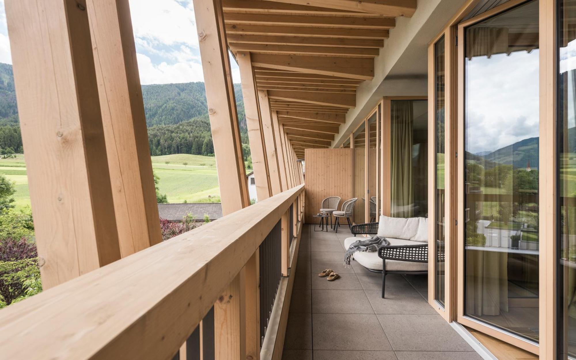 Falkensteiner Hotel Kronplatz - The Leading Hotels Of The World (Adults Only) Reischach Rom bilde The balcony of a suite