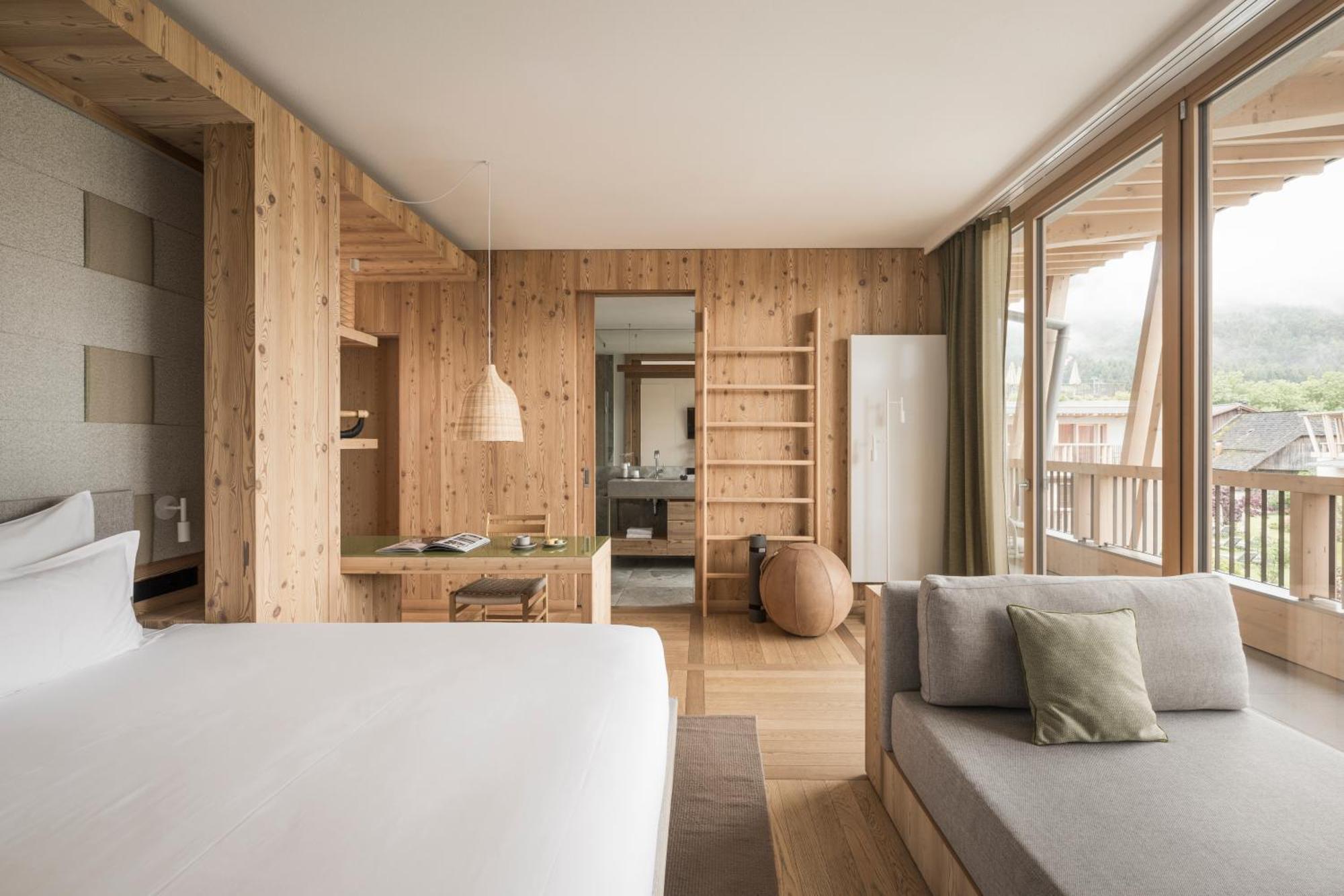 Falkensteiner Hotel Kronplatz - The Leading Hotels Of The World (Adults Only) Reischach Rom bilde A room at the 7132 Summit